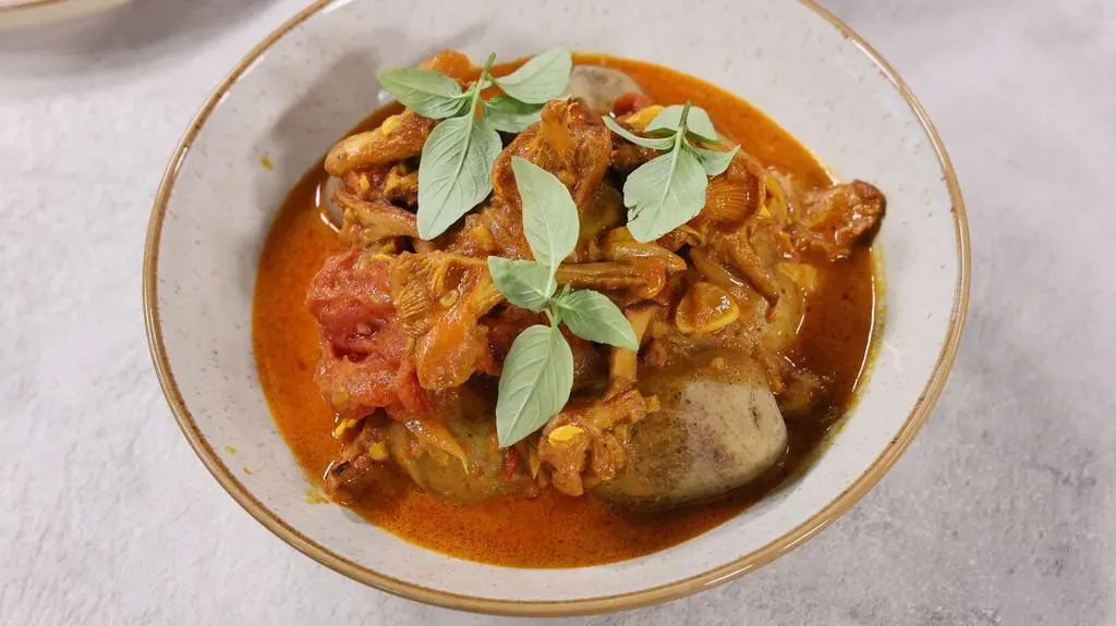 Curry z kurkami i młodymi ziemniakami