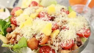 Sałatka drwala z serem Bursztyn i Szafir, serowymi grzankami i chrupiącą cebulą