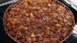 Tarta karmelowa z gruszkami z chili, lody czekoladowe, oliwa i wędzony maldon