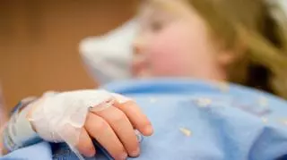 Dwulatek potrzebuje operacji, rodzice nie zgadzają się na krew od zaszczepionego