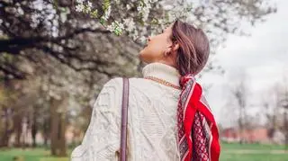 "Scarf-woven braid" będzie hitem tej jesieni. Warkocze z apaszką pokochały mieszkanki Kopenhagi