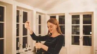 Kobieta otwierająca wino
