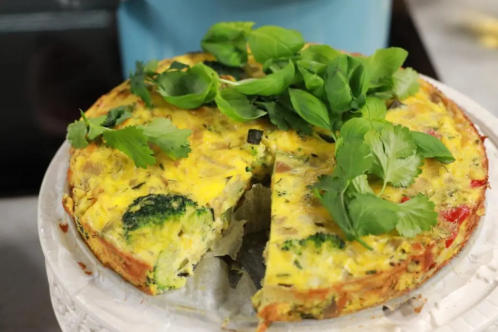 Frittata z brokułami, serem fellada i warzywami