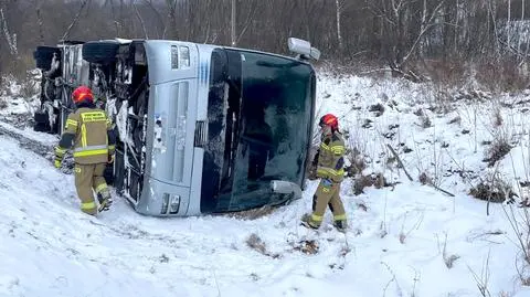 Autokar z turystami wpadł do rowu.