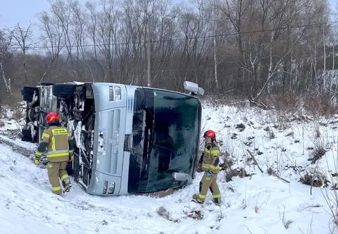 Autokar z turystami wpadł do rowu. Są poszkodowani