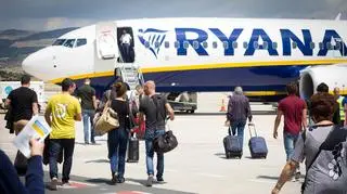 Zakaz picia wody na pokładzie samolotu? Szokująca decyzja linii Ryanair