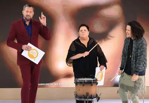 Cały świat bawi się w "Whitney Houston challenge". Na czym polega trend?