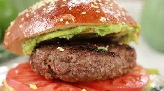 Burger wołowy z guacamole, majonezem paprykowym i chipsami z topinamburu