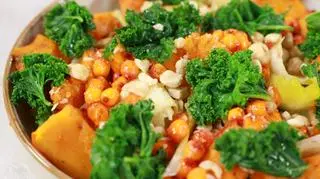 Sałatka z białej cykorii, jarmużu, endywii z marynowanym rokitnikiem, pieczoną dynią, orzechami laskowymi i cytrynowym dressingiem 