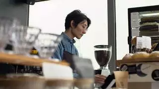 Hiro i jego pasja do szycia. Japoński barista podbija polską modę 