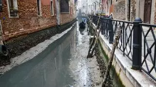 Smutny widok dla turystów w Wenecji. Popularna atrakcja ograniczona przez siły natury