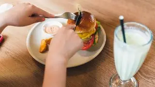 Sandwich z ziemniakami z TikToka- oryginalny przepis na śniadanie