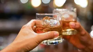 Jak często Polacy sięgają po alkohol? Niepokojące wyniki raportu