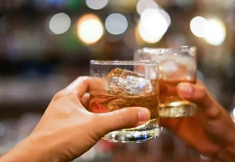 Jak często Polacy sięgają po alkohol? Niepokojące wyniki raportu