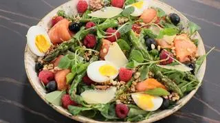 Sałatka ze szparagami, łososiem, malinami, orzeszkami pinii