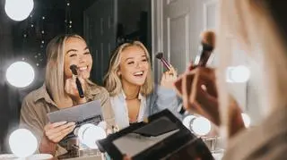 Ten puder to ekspert od zadań specjalnych. Wygładza cerę i przedłuża trwałość make-upu
