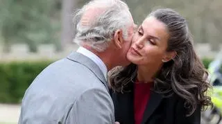 Książę Karol czule przywitał hiszpańską królową