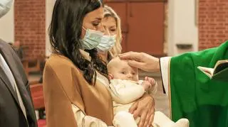 Magdalena Stępień z Oliwierem podczas chrztu
