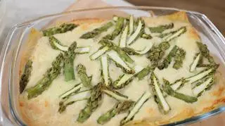 Serowa lazania ze szparagami i szpinakiem 