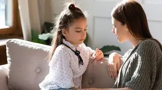 Mama depiluje brwi 3-latce. Ma bardzo ważny powód