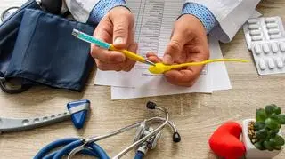 Mikroplastik wykryty w jądrach. Jak wpływa na męską płodność?