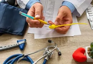 Mikroplastik wykryty w jądrach. Jak wpływa na męską płodność?