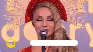 Cleo w piosence “Karminowe usta”