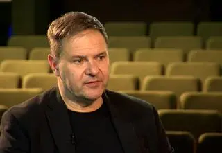 Trudne dzieciństwo, kompleksy i terapia. Tomasz Karolak: "Często obwiniamy rodziców za swoje traumy"