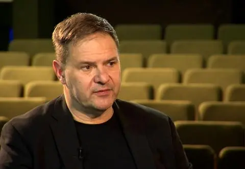 Trudne dzieciństwo, kompleksy i terapia. Tomasz Karolak: "Często obwiniamy rodziców za swoje traumy"