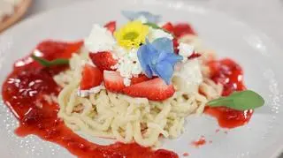 Zupa truskawkowa z lanymi kluskami i twarogiem