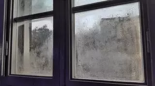 Zaparowane szyby w domu - jak ustawić okna i ogrzewanie, aby uniknąć wilgoci? Jak wietrzyć pomieszczenia?