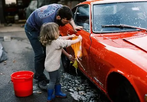 Najwyższa pora na wiosenne porządki. Jak myć auto i jakich błędów nie popełniać?