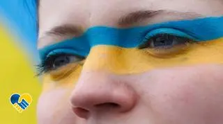 Czerwone paznokcie na dłoni martwej kobiety z Buczy