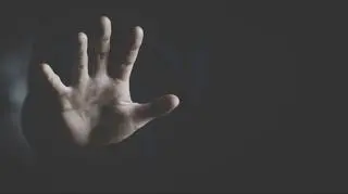 13-latka została brutalnie zgwałcona na oczach swojego chłopaka. "Błagam, nie róbcie mi krzywdy"