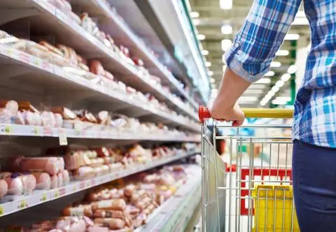 Partia popularnych parówek wycofana ze sprzedaży. Ostrzeżenie GIS 