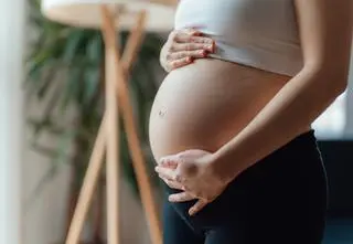 Domowe sposoby na przeziębienie w ciąży. Sprawdź 8 domowych sposobów na kaszel i katar w ciąży