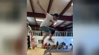 Niewidomy skater jeździ na desce z białą laską. "Ja po prostu to kocham"