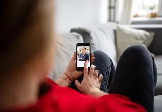 Dlaczego mężowie zdradzają na Tinderze? Wszystko zależy od tych cech osobowości