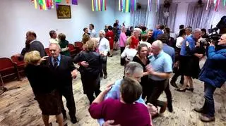 Jak wygląda współczesna potańcówka w remizie? - napisy