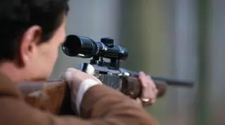 Polacy coraz chętniej kupują broń 
