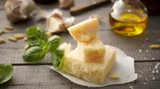 Jaki ser zamiast parmezanu? Poznaj kilka pysznych alternatyw