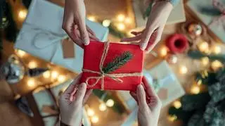 Jak zapakować prezenty, by zachwycić bliskich? Dekoratorka ma na to sprawdzone sposoby