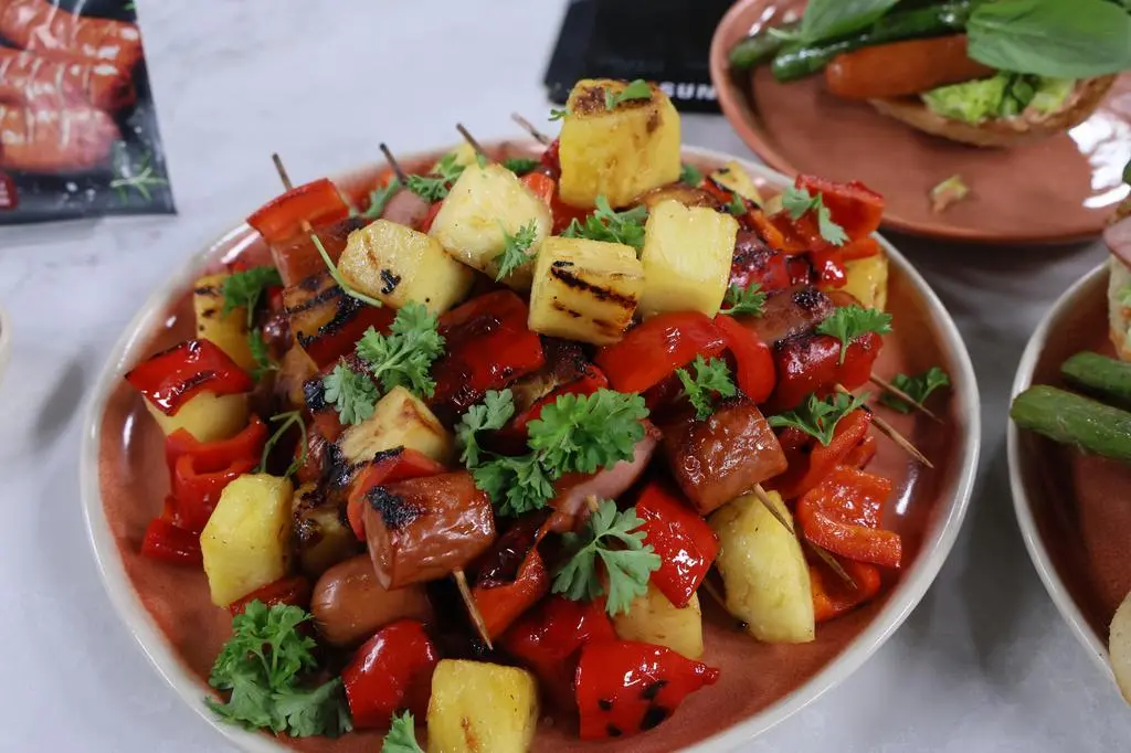 Szaszłyki z kiełbasą, ananasem i papryką ramiro, w glazurze miso teriyaki