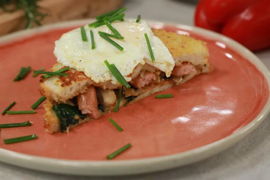 Croque Madame z warzywami i białą kiełbaską