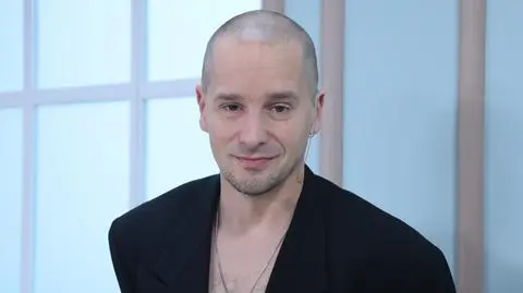 Krzysztof Zalewski przytula się do drzew