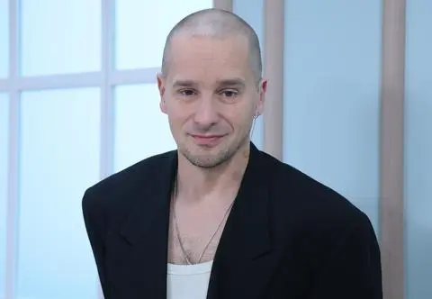 Krzysztof Zalewski przytula się do drzew. "Sąsiedzi na mnie dziwnie patrzą" 