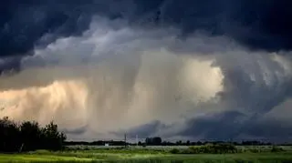 Nadchodząca burza nad polami