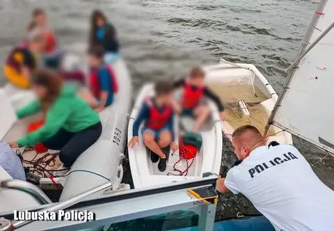 Silny wiatr przewrócił żaglówki z dziećmi. "Nie mogły się wydostać"
