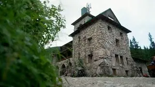 Kultowe schronisko w Tatrach działa już od stu lat. "Chyba najweselsza trumna na świecie"
