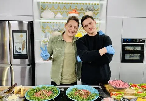 Carpaccio, tatar, burgery, czyli męska kuchnia w wykonaniu braci Smykiewiczów